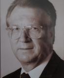 Scheikundige Maurits Vandewalle (1932-2016) hielp het Laboratorium voor Organische Scheikunde internationaal op de kaart zetten (portret dat in de Govaertzaal van de Vakgroep Organische en Macromoleculaire Chemie hangt).  